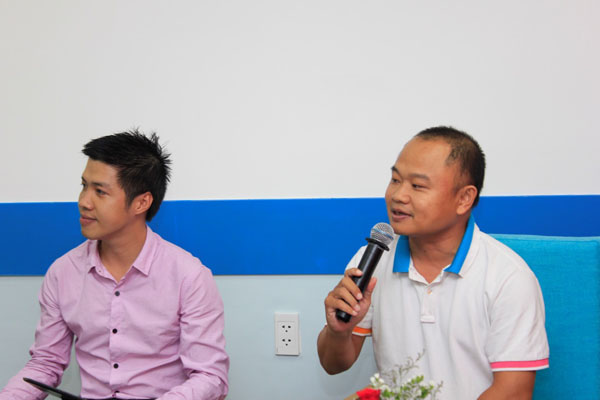 Thầy Phạm Lê Đức Ngân - GĐ hợp tác quốc tế ĐH FPT, đang trả lời câu hỏi của các bạn trẻ