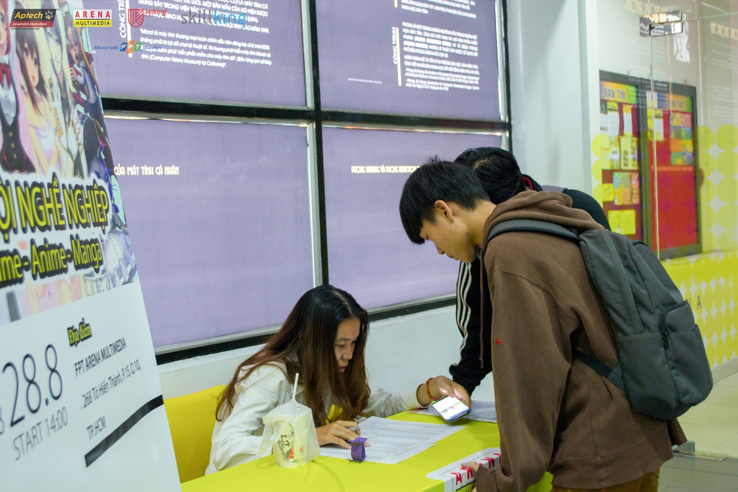 Các bạn sinh viên check in trước chương trình