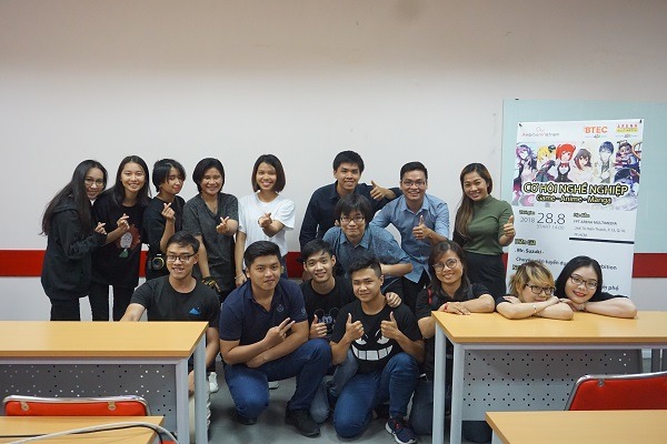 Sinh viên FPT Arena chụp hình lưu niệm cùng Ambition Việt Nam