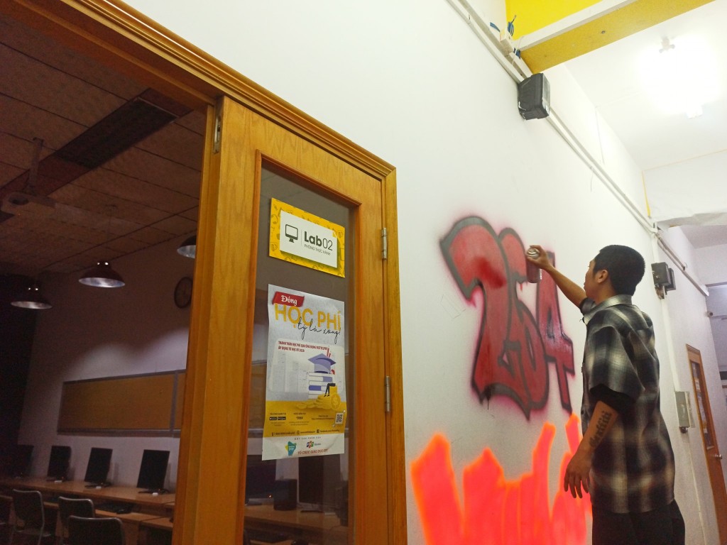 Doãn Tuấn Minh - Cựu sinh viên FAN trở về trường và vẽ chữ “264 My home” theo phong cách Graffiti ấn tượng. 
