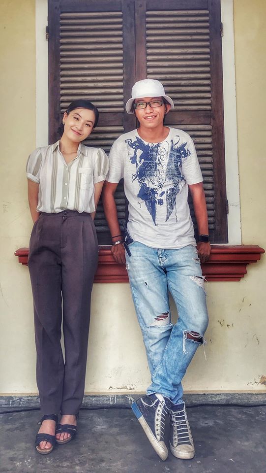 Anh Tiến chụp ảnh cùng "hotgirl IELTS 8.5" Nguyễn Lâm Thảo Tâm trong vai Hồng - phim Mắt Biếc