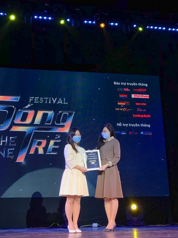 Đại diện BTC Sóng Trẻ Festival 2021 trao chứng nhận Nhà tài trợ bạc cho đại diện FPT Arena Multimedia