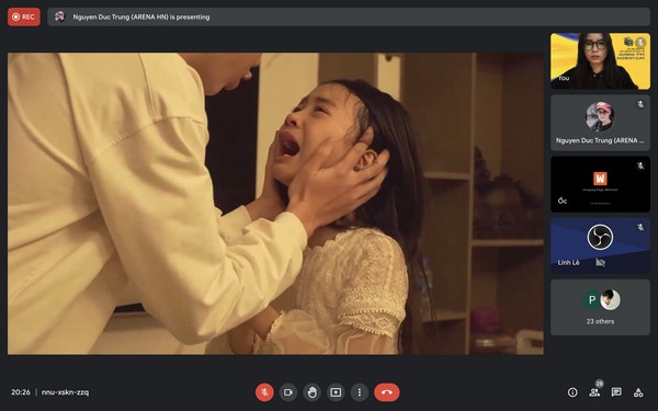 Nỗi đau trong phim luôn được thể hiện qua cảm xúc của các nhân vật thay vì nói thẳng hay kể tên nó ra.