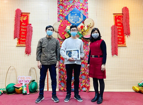 Duy Hoàng nhận chứng nhận, cúp và quà tặng từ thầy Hà Dũng Hiệp - Giám đốc Đào tạo FPT Arena Multimedia cùng chị Nguyễn Thị Hồng Lam - Trưởng ban Đào tạo FAN Hà Nội tại Lễ Tôn vinh SVXS học kỳ Fall 2021 tổ chức ngày 24/02 vừa qua.