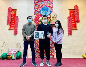 Bạn Nguyễn Huy Hoàng - SVXS FPT Arena Multimedia nhận chứng nhận, cúp và quà tặng từ thầy Hà Dũng Hiệp cùng chị Hoàng Thiên Trang - Trưởng phòng Tuyển sinh FAN Hà Nội. Huy Hoàng từng là cựu sinh viên Học viện Kỹ thuật Mật mã nhưng ở những năm tháng 18 tuổi còn nhiều bồng bột ấy cậu bạn tự nhận: “Em không có định hướng nào cho bản thân cả thậm chí là từng vướng phải những sai phạm phải trả giá đắt. Ví dụ như việc vướng vào tổ chức tiền ảo - quyền chọn nhị phân và bị lừa 60 triệu. Thật may mắn vì gia đình đã kịp kéo em quay lại và FPT Arena đã cho em được “hồi sinh” lần nữa”.