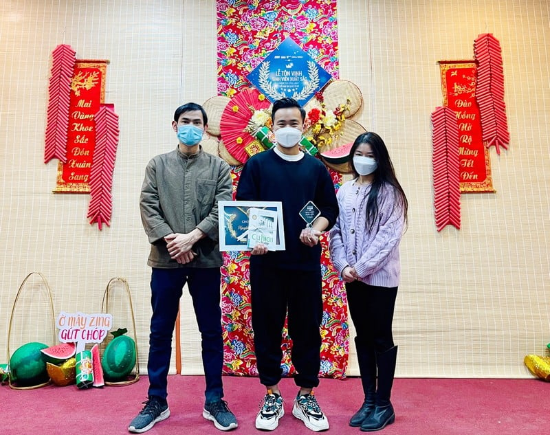 Bạn Nguyễn Huy Hoàng - SVXS FPT Arena Multimedia nhận chứng nhận, cúp và quà tặng từ thầy Hà Dũng Hiệp cùng chị Hoàng Thiên Trang - Trưởng phòng Tuyển sinh FAN Hà Nội.