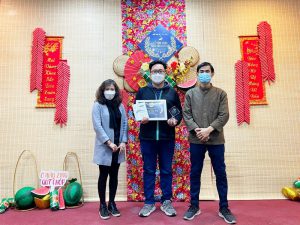 Bạn Hoàng Duy Tùng - Sinh viên Xuất sắc FPT Arena Multimedia nhận chứng nhận, cúp và quà tặng từ thầy Hà Dũng Hiệp - Giám đốc Đào tạo FPT Arena Multimedia Hà Nội cùng chị Nguyễn Phương Thảo - CB Đào tạo tại Ban Đào tạo FAI HO. Art director là vị trí mà chàng trai 26 tuổi này muốn hướng đến trong tương lai.
