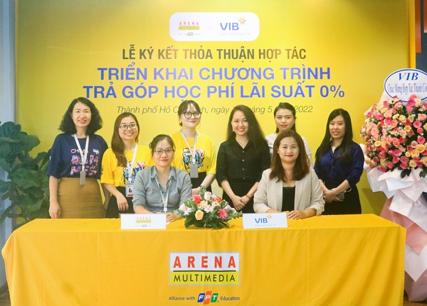 Các khách mời tham dự chụp ảnh lưu niệm. Trước khi buổi lễ diễn ra, đại diện VIB cũng đã có buổi giao lưu, tìm hiểu trực tuyến với các trụ sở khác của FPT Arena tại Hà Nội, Đà Nẵng và Cần Thơ