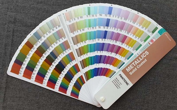 Thẻ màu do Pantone cung cấp để các nhà thiết kế chuẩn hóa khi in ấn