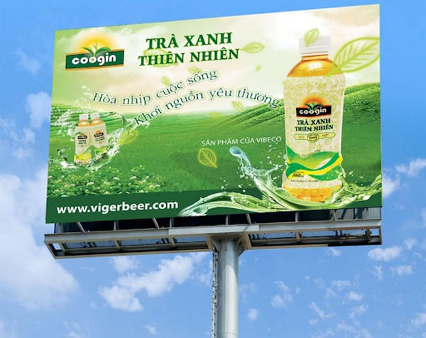 Poster quảng cáo cỡ lớn được treo trên cột cao