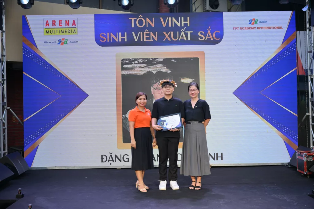 Duy Anh tại Lễ tôn vinh sinh viên xuất sắc học kỳ Summer 2023