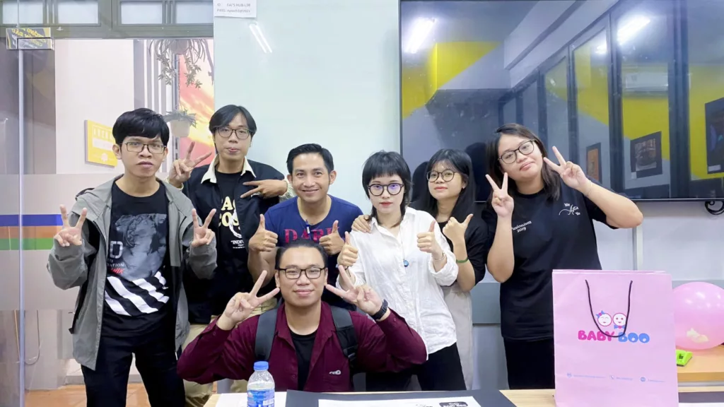 Phan Thị Tuyết Hạnh: “Cảm ơn bản thân vì đã chọn đúng con đường” 2 Tuyết Hạnh và nhóm đồ án học kỳ I - Graphic Design