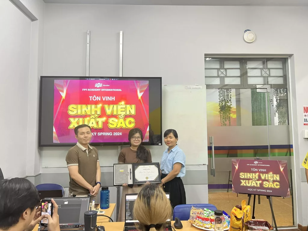 Phan Thị Tuyết Hạnh: “Cảm ơn bản thân vì đã chọn đúng con đường” 3 Tuyết Hạnh đạt thành tích sinh viên xuất sắc học kỳ Spring 2024