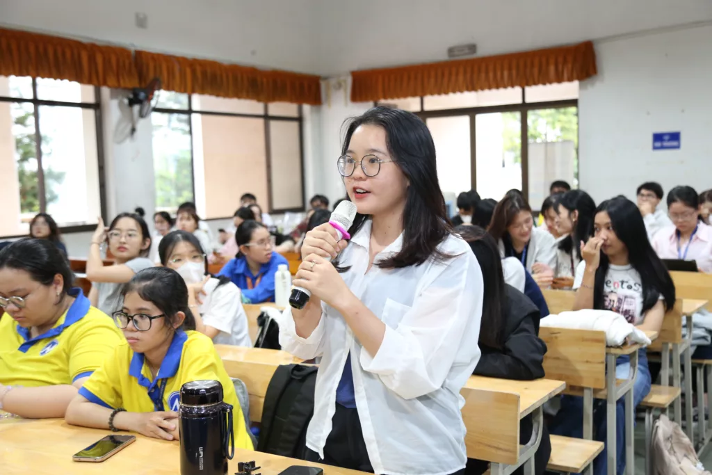 Bàn luận sôi nổi giữa sinh viên và diễn giả về Thiết kế sáng tạo - Marketing thời đại số