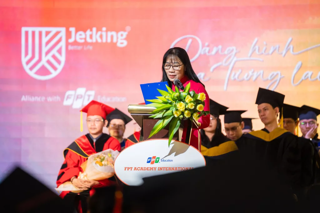 Cô Trần Thị Diệu Huyền - Đại diện phụ huynh phát biểu tại Lễ tốt nghiệp