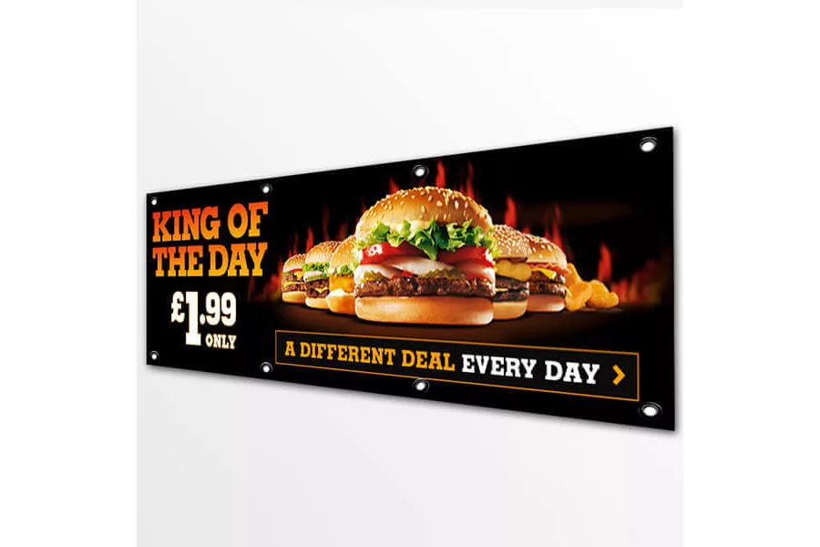 FPT Arena hướng dẫn phân biệt banner online và banner in ấn dành cho người mới bắt đầu 2 Banner online là các thiết kế hiển thị trên môi trường số như website, ứng dụng, mạng xã hội, email, hay các nền tảng quảng cáo trực tuyến như Google Ads, Facebook Ads…