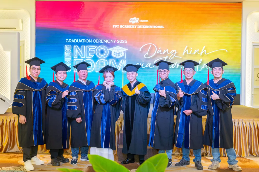 Thầy Lê Minh Chánh: Người vẽ nên hành trình của đam mê và tri thức 1 Thầy Lê Minh Chánh (người thứ ba từ bên trái)