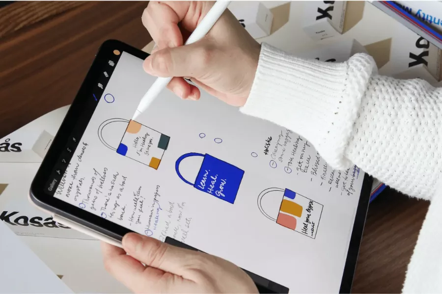FPT Arena bật mí: Học Graphic Design ra trường làm việc ở đâu, thu nhập bao nhiêu? 2 Branding Designer là chuyên gia thiết kế hình ảnh thương hiệu – một phần quan trọng trong chiến lược marketing của doanh nghiệp.