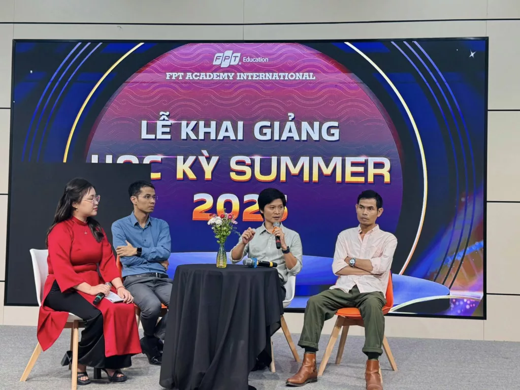 Khai giảng tháng 7: Chào đón tân binh FPT Arena Multimedia học kỳ Summer 2025 3 Thầy Nguyễn Tuân và thầy Hà Dũng Hiệp tại hoạt động Q&A tại lễ khai giảng