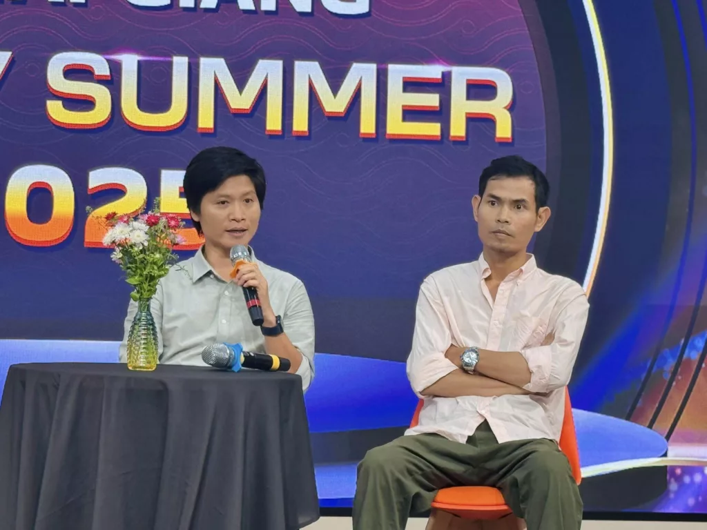 Khai giảng tháng 7: Chào đón tân binh FPT Arena Multimedia học kỳ Summer 2025 5 Thầy Nguyễn Tuân và thầy Hà Dũng Hiệp (bên phải) chia sẻ tại lễ khai giảng