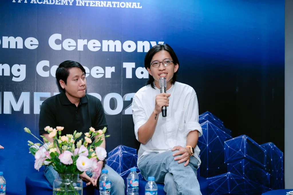 Sự góp mặt đặc biệt của anh Phạm Minh Tiến (áo trắng) - Cựu sinh viên FAN - Head Of Production Toka Studio đã cho sinh viên thêm nhiều kiến thức thú vị về ngành sáng tạo