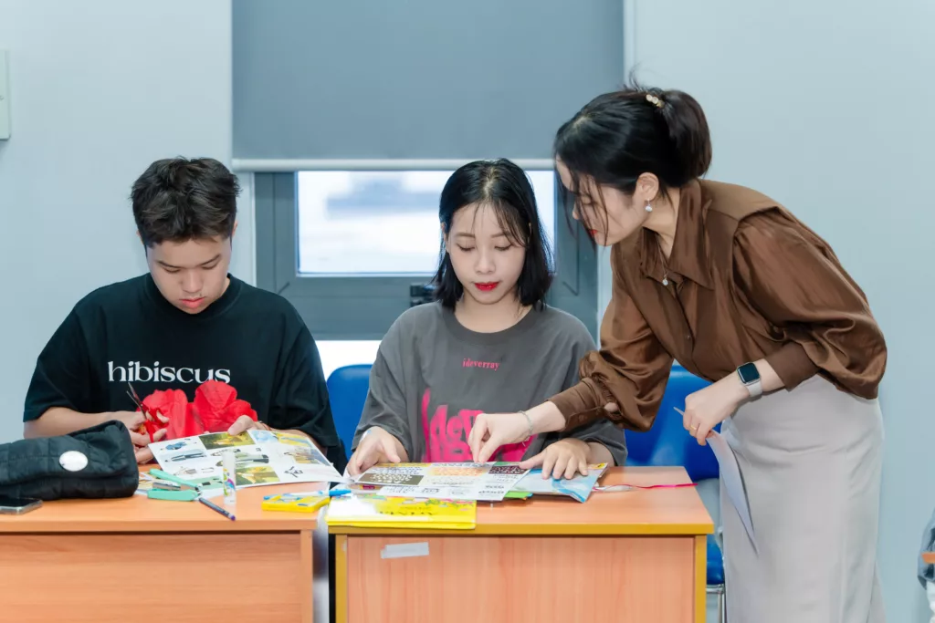 FPT Arena Multimedia khai trương cơ sở mới tại TP HCM: Kiến tạo dáng hình tương lai ngành sáng tạo 4 Cô Nguyễn Bảo Yến - Hướng dẫn tại phòng trải nghiệm sáng tạo thực hành tạo moodboard