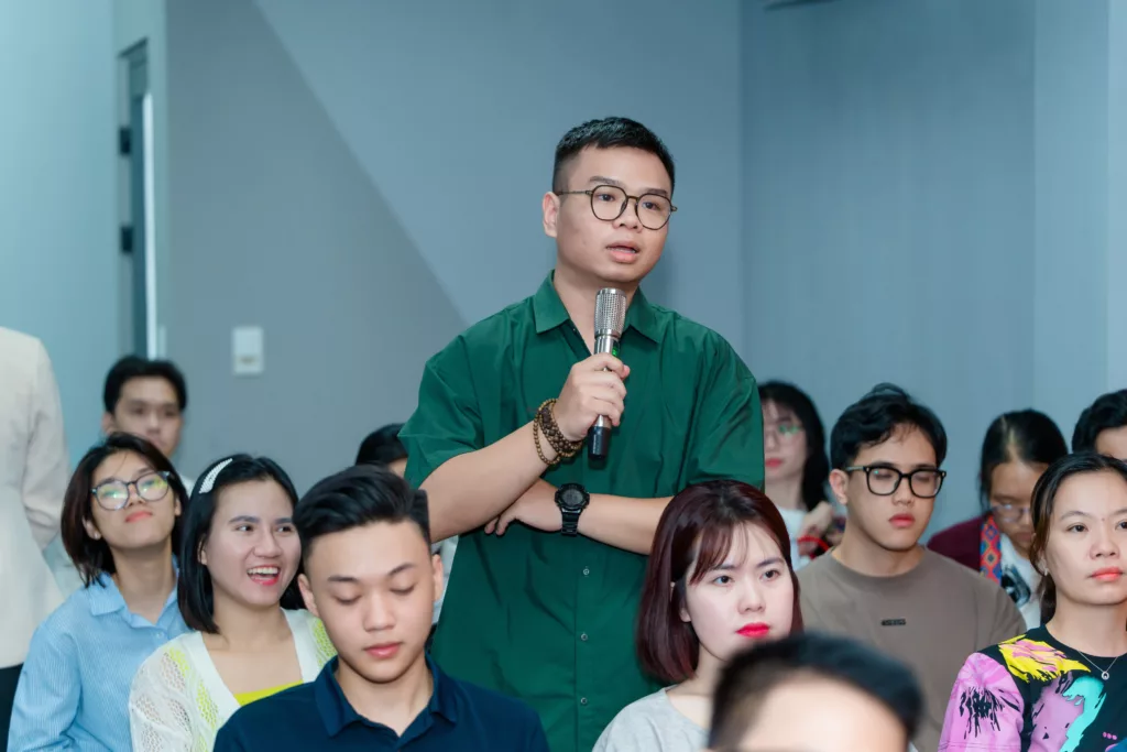 Sinh viên bàn luận sôi nổi với phần tọa đàm chung