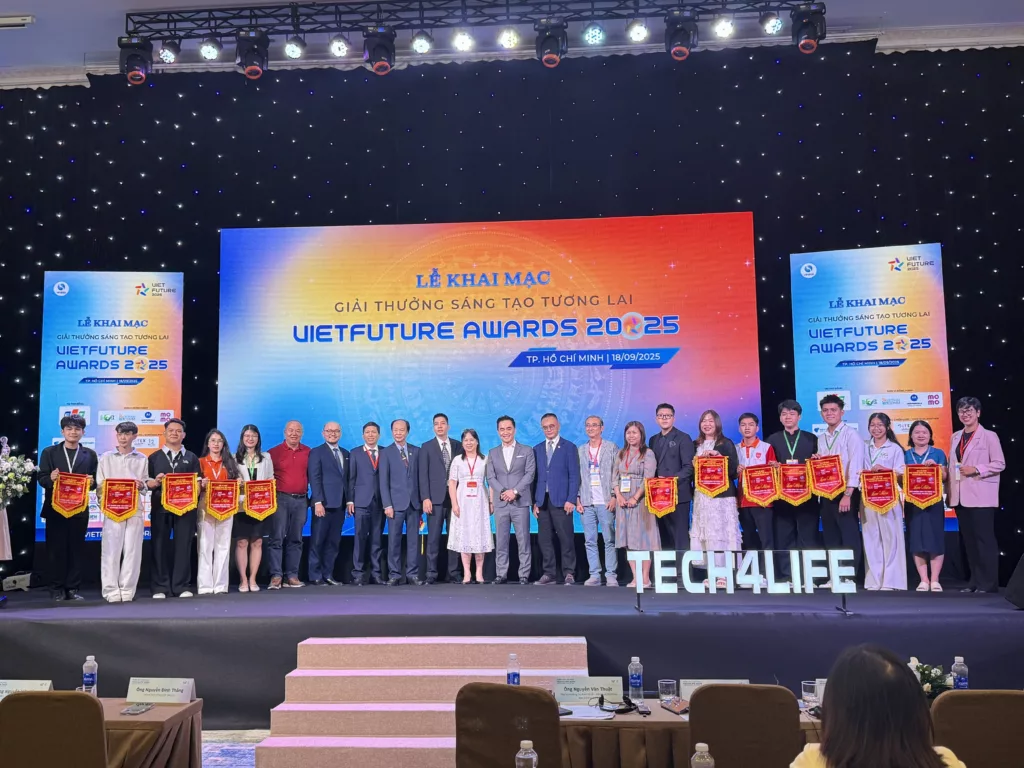 Các đội thi cùng Ban tổ chức VietFuture Awards 2025 chụp ảnh lưu niệm