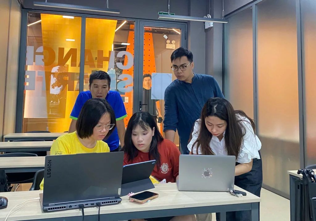 Mentor Đoàn Tuấn Anh cùng nhóm dự án “Mảnh Vỡ Ký Ức”