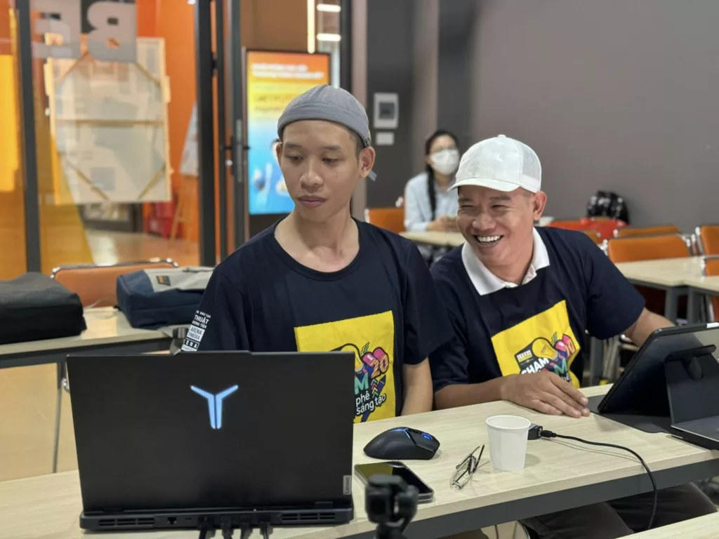 Các bạn sinh viên nhóm “Hội Cựu Chén Binh”