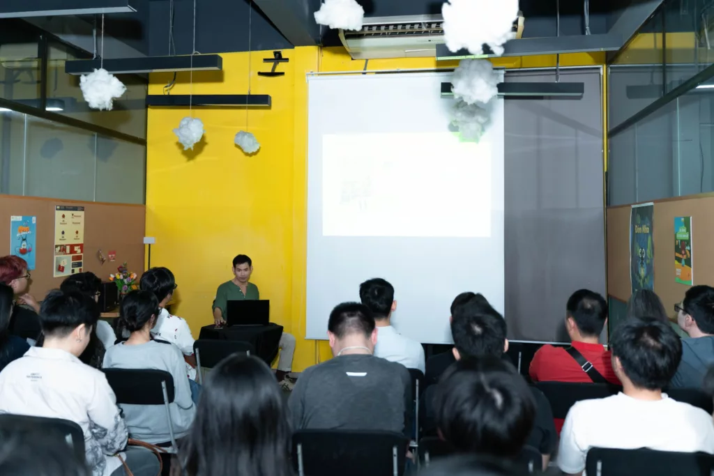 Thầy Hà Dũng Hiệp cùng các bạn sinh viên chia sẻ về thiết kế và sáng tạo