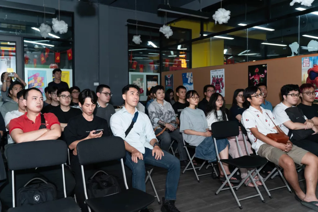 Sinh viên nghiêm túc, tập trung lắng nghe lời chia sẻ của thầy Hà Dũng Hiệp