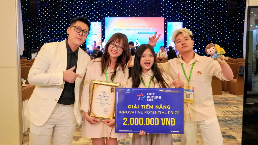 Sinh viên FPT Arena chinh phục Giải Tiềm năng tại VietFuture Awards 2025 với dự án game "Háu Ăn" 2 Thầy Tạ Danh Tùng và các thành viên nhóm tại VietFuture Awards 2025