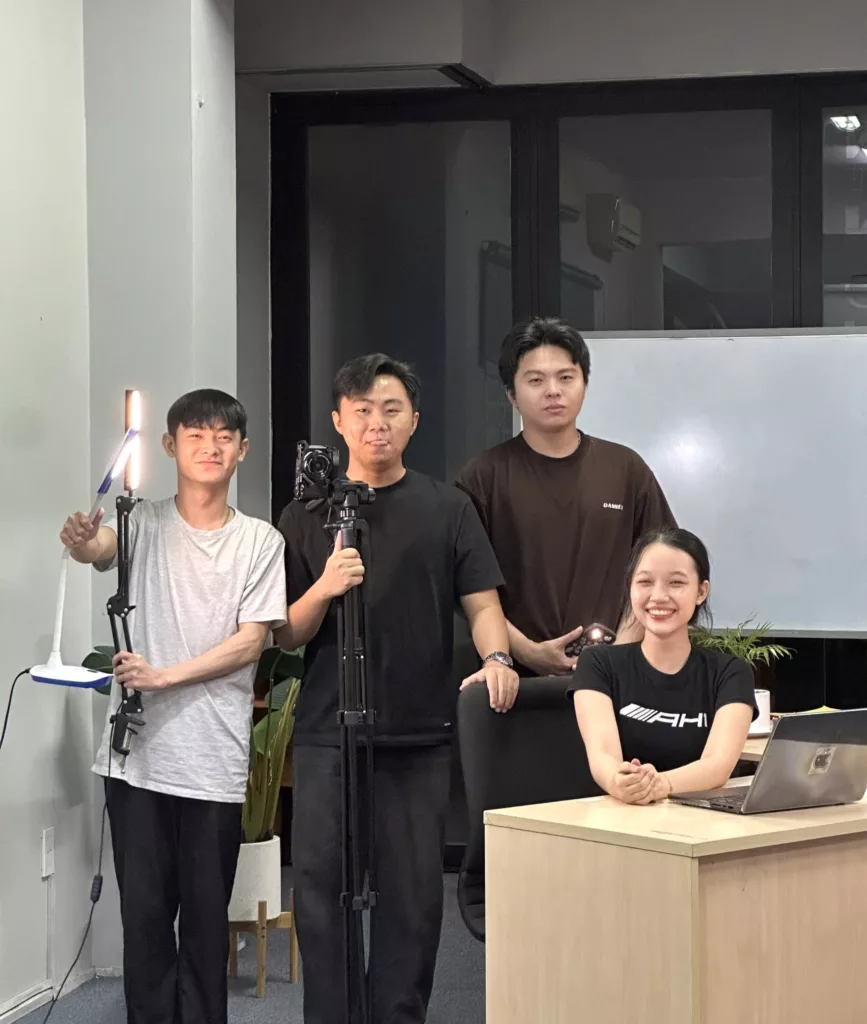 Hải Yến và các bạn trong nhóm tham gia Cuộc thi 100HRS - The Creative Marathon