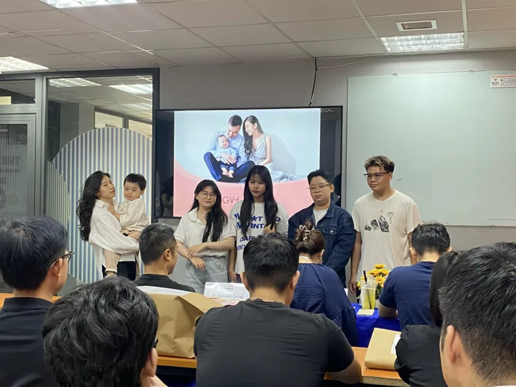 Câline - Bộ nhận diện thương hiệu được dệt từ yêu thương và kỷ niệm 15 Nhóm sinh viên thực hiện đồ án Câline tại buổi bảo vệ cuối kỳ