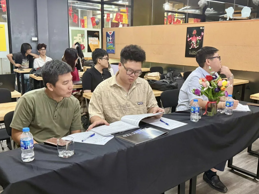 Hội đồng phản biện (thầy Đoàn Tuấn Anh, thầy Đặng Trung Kiên) và giảng viên Tạ Danh Tùng luôn chăm chú tới phần trình bày của các nhóm