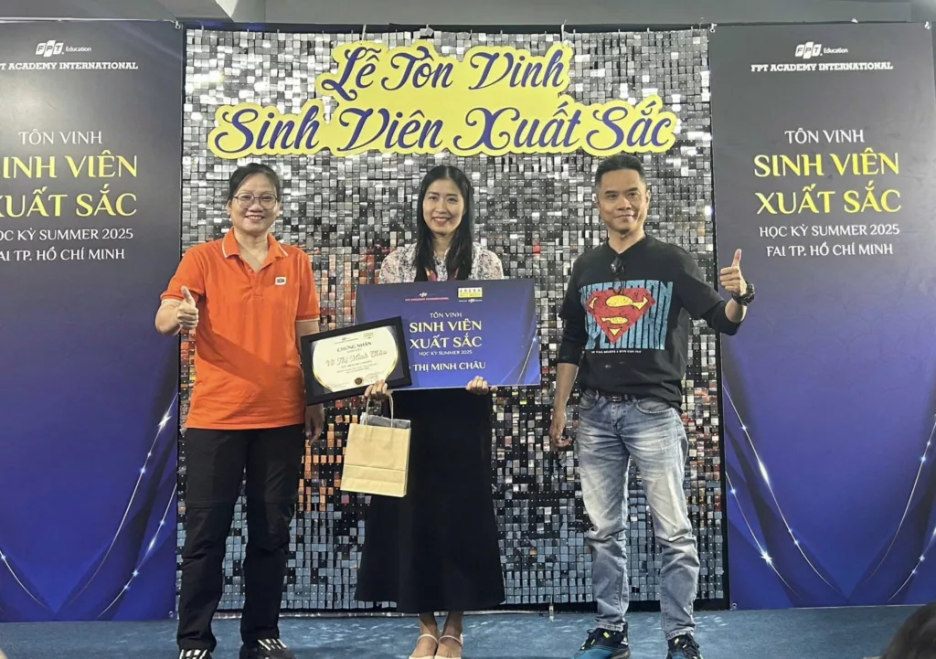 Minh Châu cùng giảng viên FPT Skillking tại lễ tôn vinh Sinh viên Xuất sắc học kỳ Summer 2025