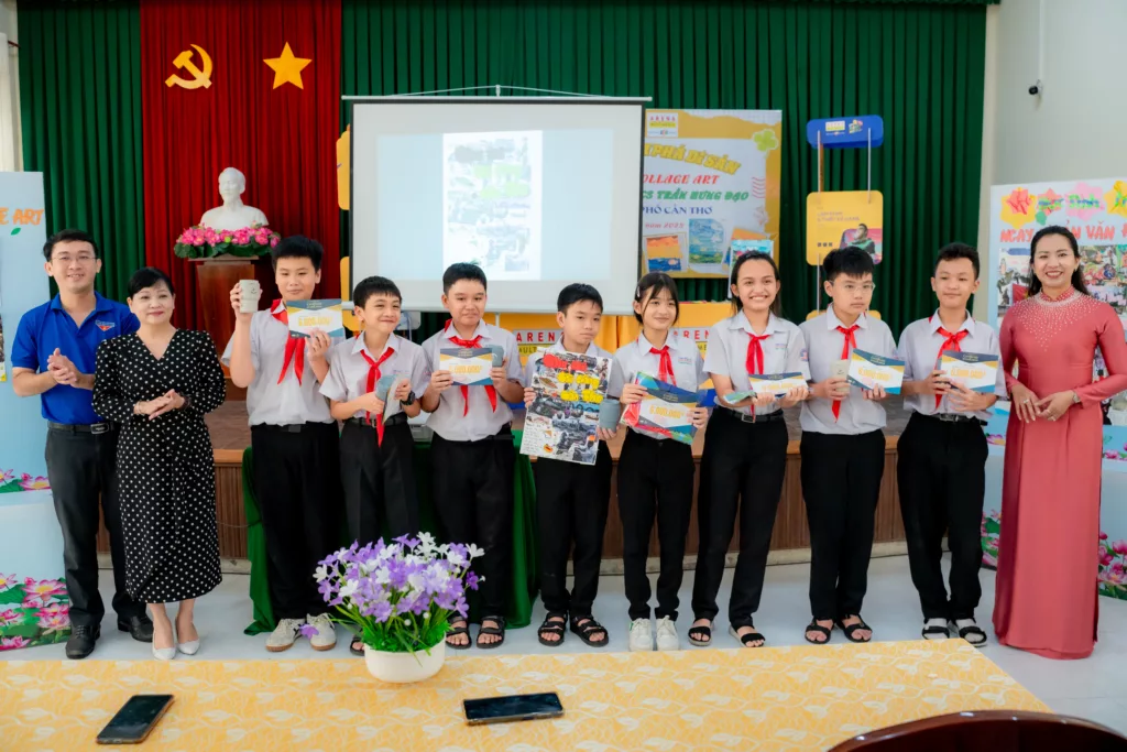 Học sinh trải nghiệm "Hành trình khám phá di sản Cần Thơ qua nghệ thuật Collage Art" 12 NTH 128