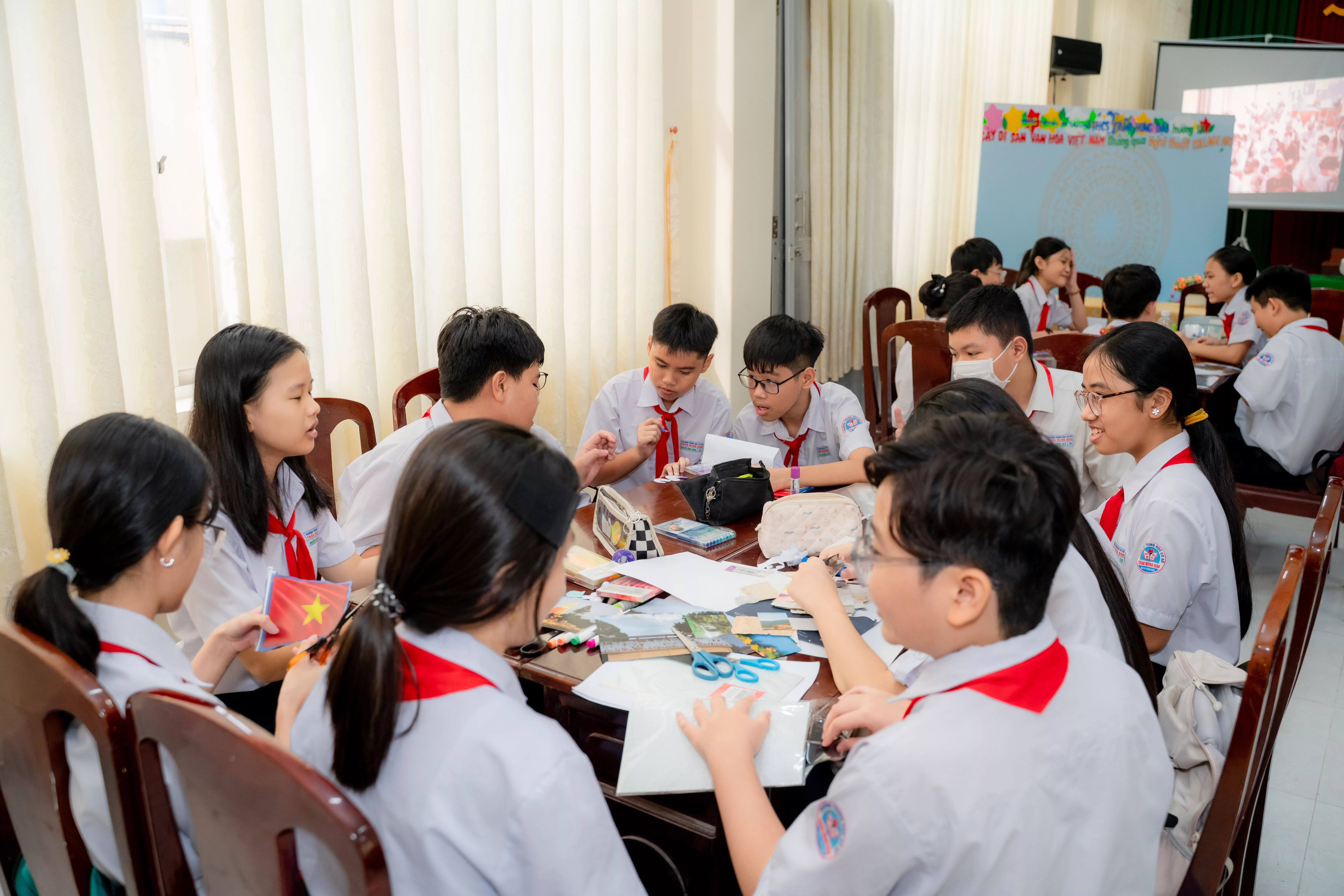 Học sinh trải nghiệm "Hành trình khám phá di sản Cần Thơ qua nghệ thuật Collage Art" 4 NTH 58 jpg