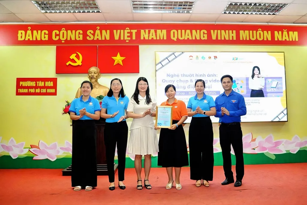 Viện Đào tạo Quốc tế FPT lan tỏa tri thức công nghệ số qua Workshop "Nghệ thuật hình ảnh Quay chụp và Dựng video bằng điện thoại" 5 594969910 122097602109157561 2214283865002365219 n