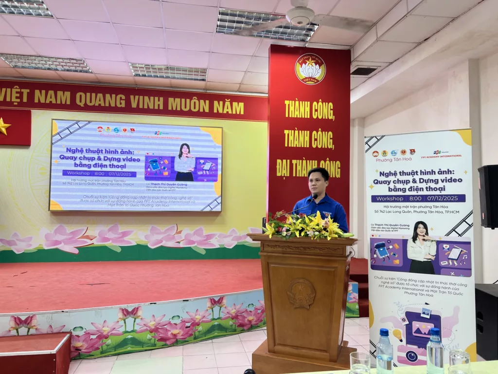 Viện Đào tạo Quốc tế FPT lan tỏa tri thức công nghệ số qua Workshop "Nghệ thuật hình ảnh Quay chụp và Dựng video bằng điện thoại" 2 Ông Nguyễn Sỹ Phong, Đảng ủy viên, Phó Chủ tịch Mặt trận Tổ quốc, Bí thư Đoàn Thanh niên Phường Tân Hòa phát biểu tại Workshop