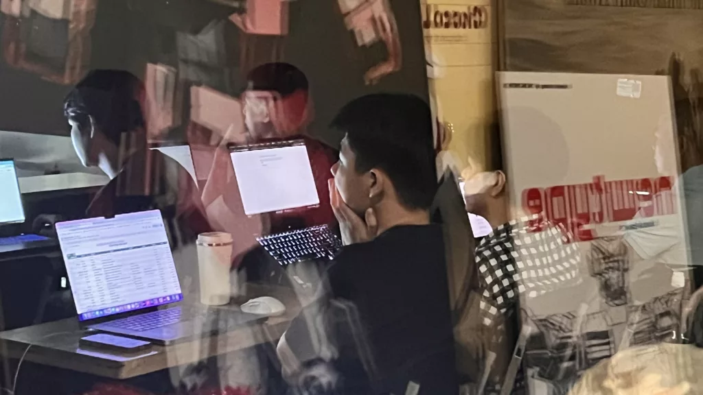 Lớp học đặc biệt: Khi thầy và trò cùng ngồi học để cùng trưởng thành 1 Khi thầy và trò cùng ngồi học để cùng trưởng thành