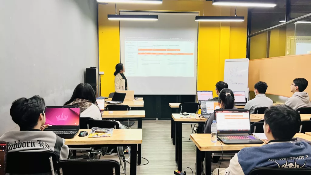 Khởi đầu hành trình mới: Không khí sôi nổi trong ngày học đầu tiên của tân sinh viên 2 Không khí sôi nổi trong ngày học đầu tiên của tân sinh viên