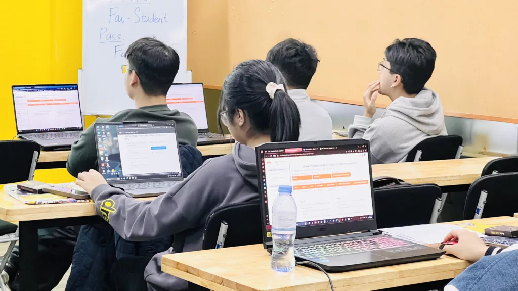 Khởi đầu hành trình mới: Không khí sôi nổi trong ngày học đầu tiên của tân sinh viên 3 Không khí sôi nổi trong ngày học đầu tiên của tân sinh viên