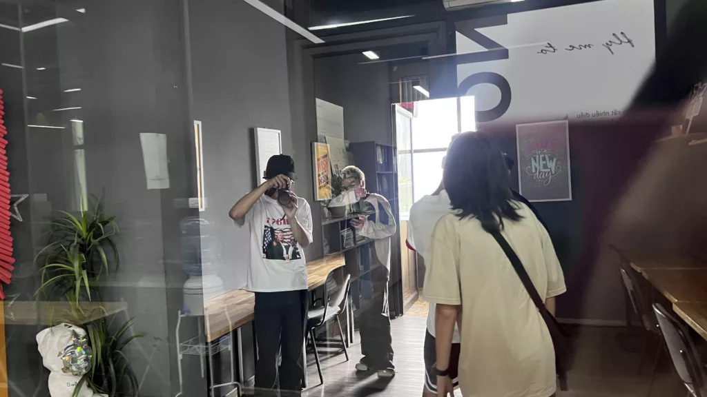 Lớp thực hành quay phim của thầy Đào Hoàng Anh: Khi lý thuyết nhường chỗ cho trải nghiệm thực tế 3 Lớp thực hành quay phim 2