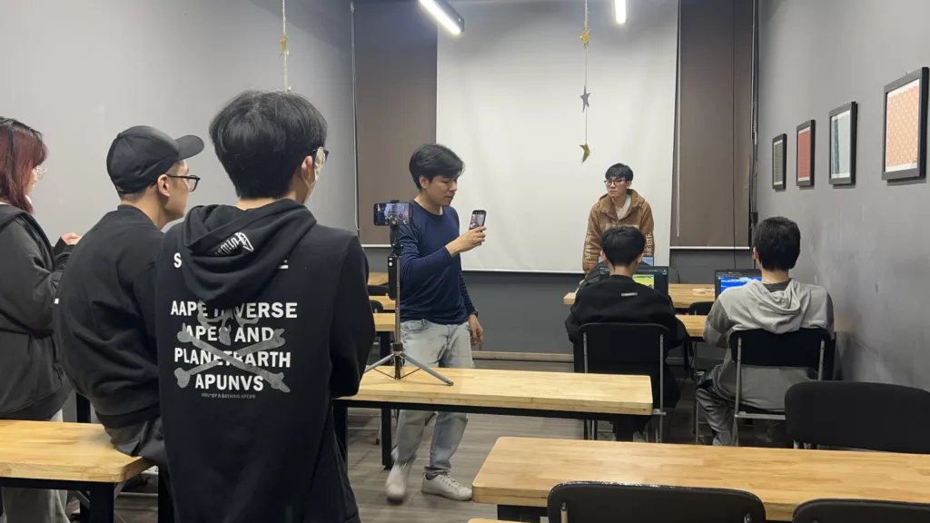 Lớp học quay phim – Nơi người thầy “ẩn mình” giữa những khung hình 2 Lớp học quay phim