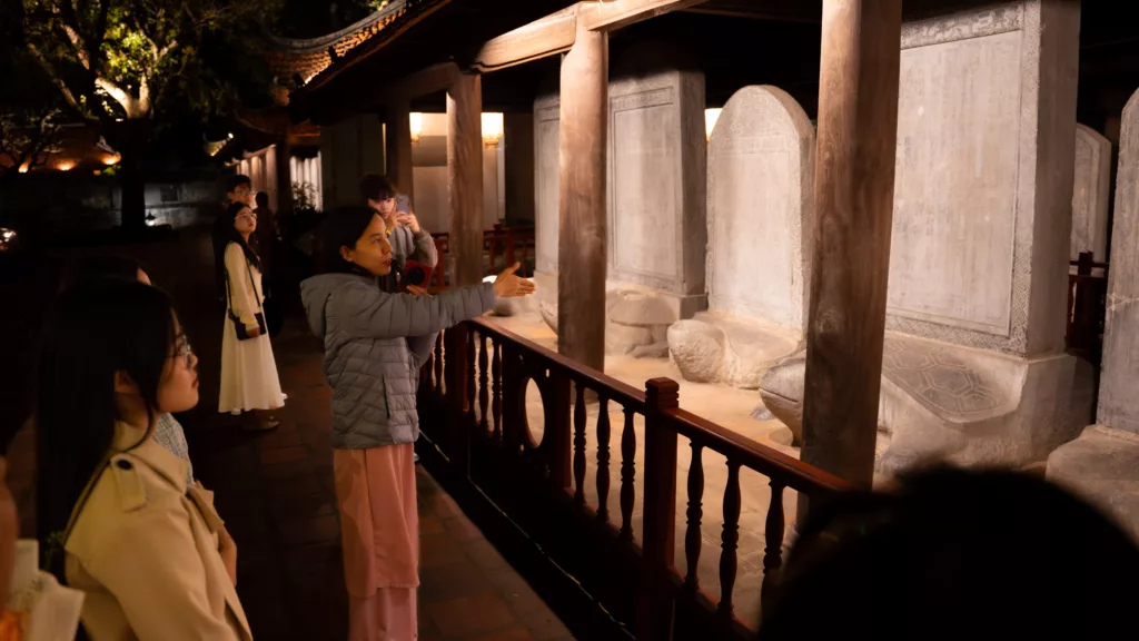 Tour đêm Văn Miếu Quốc Tử Giám.
