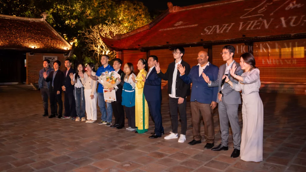 Sinh viên xuất sắc cùng thầy cô và người thân.