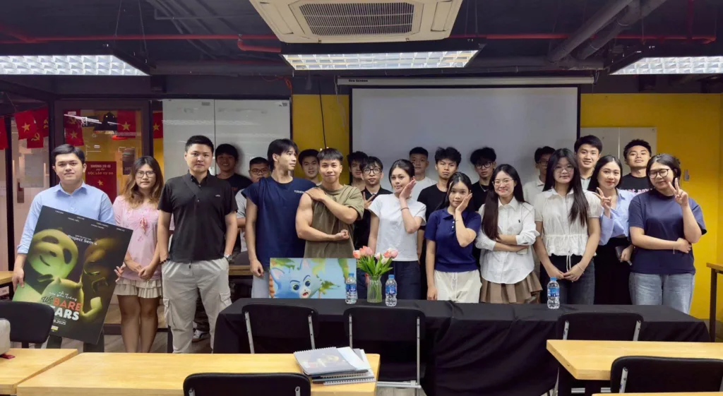 Sinh viên Trương Thị Bích Huệ cùng tập thể lớp