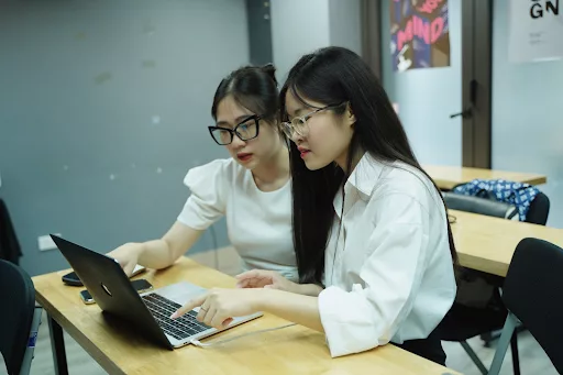 Sinh viên Trương Thị Bích Huệ và bạn